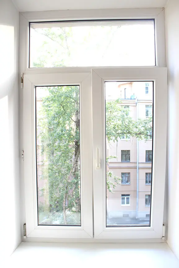 Фото: декорированная панель дверного заполнения из ПВХ "под Золотой дуб" от REHAU в сочетании с серебристыми элементами фурнитуры (петли и ручка) подчеркивают благородность имитированной древесины, тренд в окнах