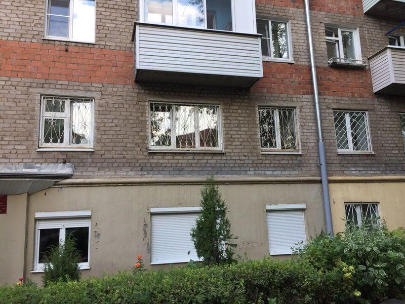 Фото: решетки на окна выглядят неэстетично и мешают комфортному проживанию в квартире, © avito.ru