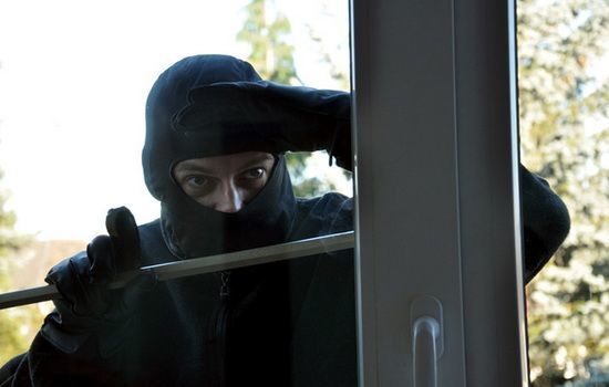 Фото: противовзломное окно не даст преступнику быстро и бесшумно проникнуть в помещение, © depositphoto.com