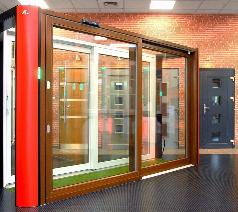 Фото: створки подъемно-сдвижной двери с фурнитурой Roto Patio Life могут весить до 400 кг*. 