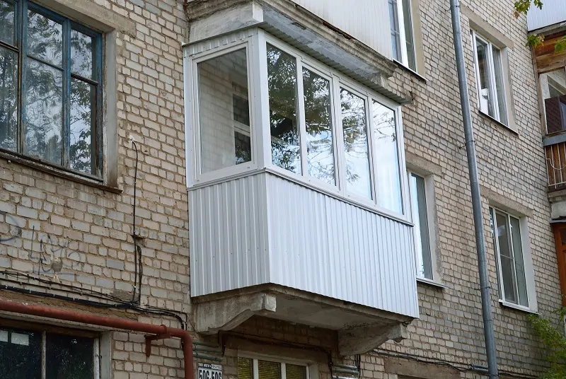 Фото: в большинстве старых домов балконы по проекту не остеклены. Остекление в этом случае нужно согласовывать, хотя мало кто это делает. © depositphotos 