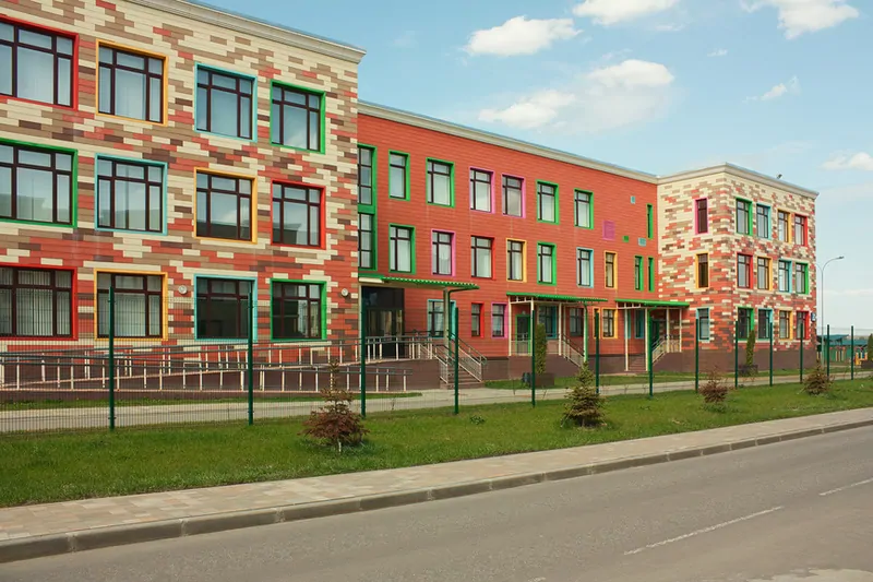 Школа № 1392 г. Москвы с цветными окнами. © Фотобанк Лори  