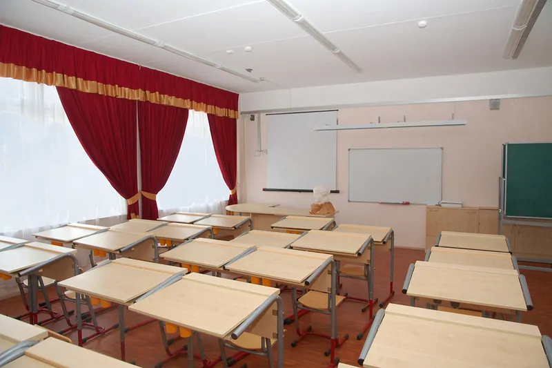 Устаревший дизайн штор в школьном классе выглядит чужеродным аксессуаром. © Фотобанк Лори  