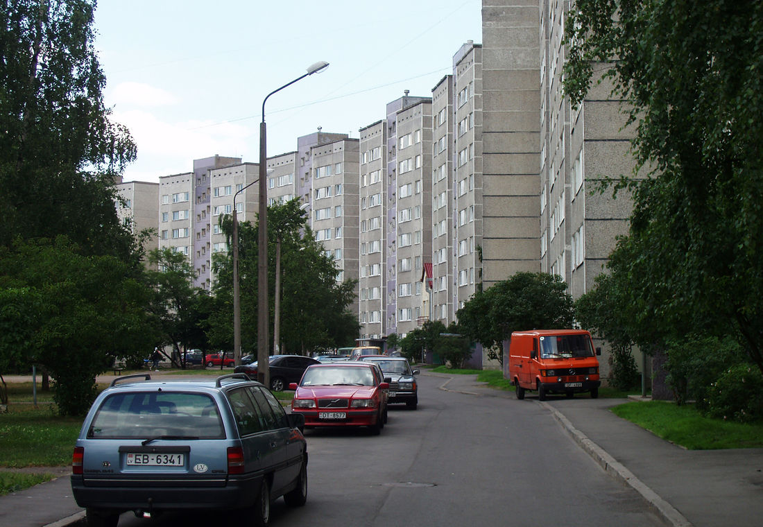 фото: дома-стены в одном из микрорайонов Риги