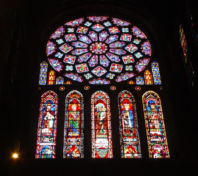 Фото: оконная роза Шартрского кафедрального собора