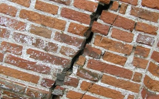 Фото: трещина в стене жилого дома