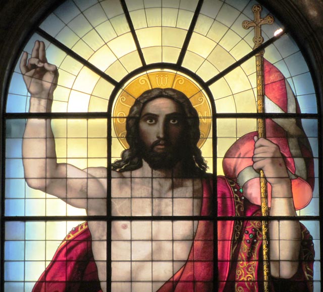 фото: особенность витража Воскресший Христос в богатой палитре оттенков цветного стекла