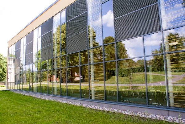 Солнцезащитное стекло с низкой отражательной способностью Pilkington Suncool™ 60/31