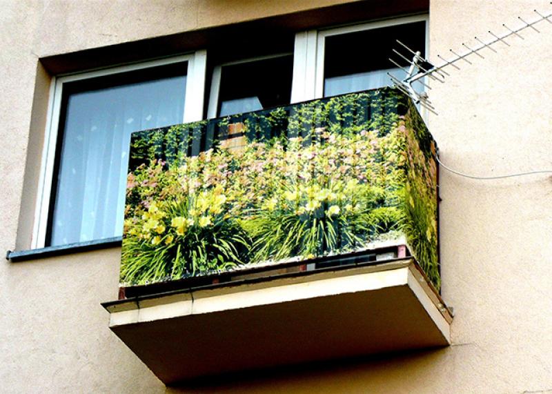 Балконный экран. Экраны для балконных балюстрад. Балкон для фасадного экран. Экран для балкона. Что сделать из старых стекол с балкона.