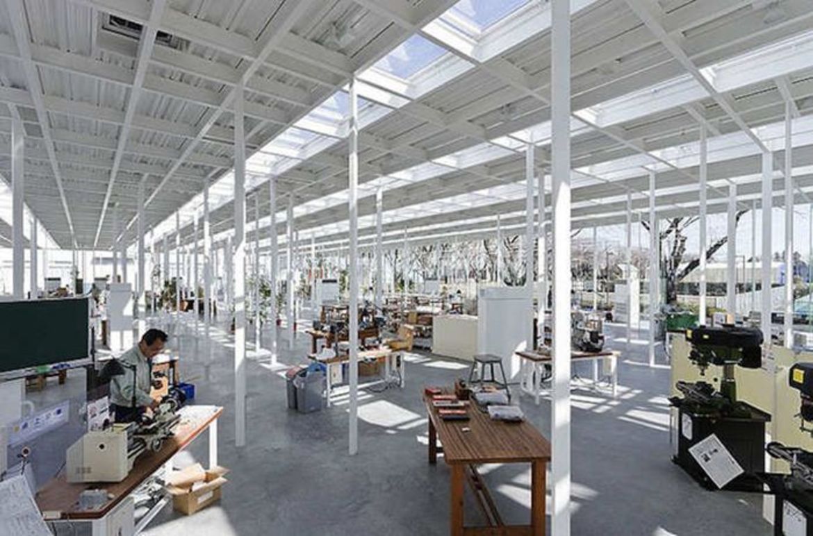 Школа из стекла в Канагаве