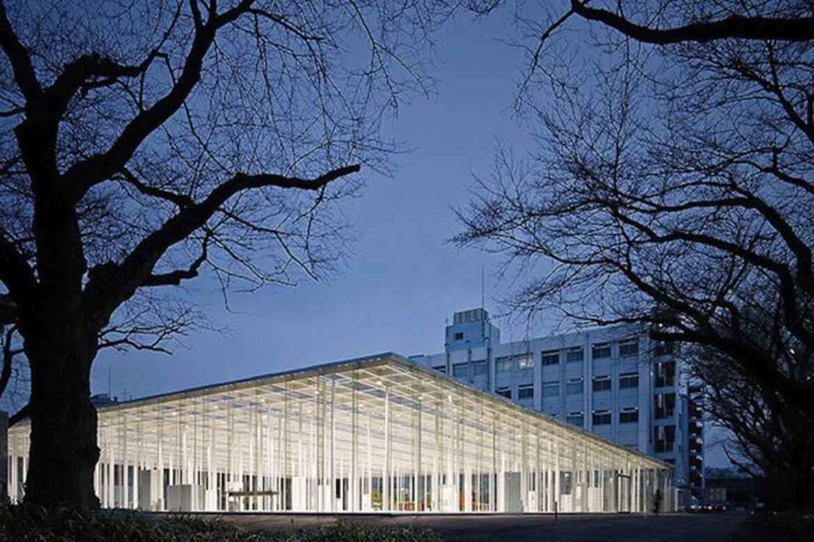 Школа из стекла в Канагаве