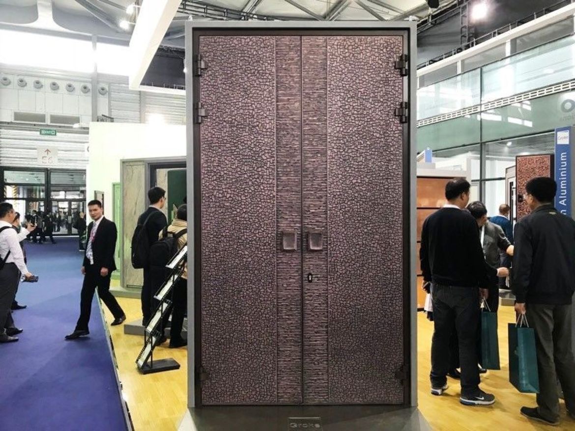 Двери металлические с декором