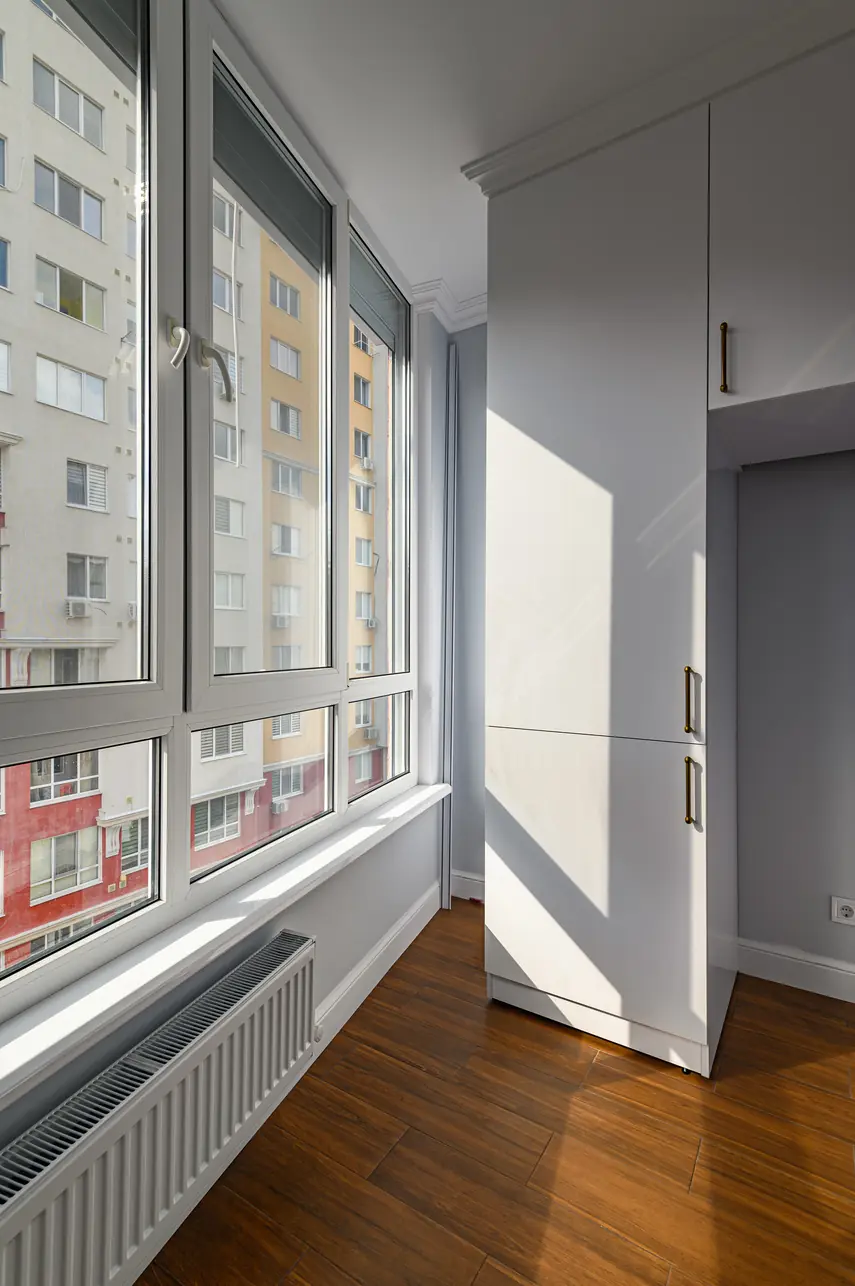 Остеклённый балкон, комната на балконе, аксессуары для остеклённого балкона 