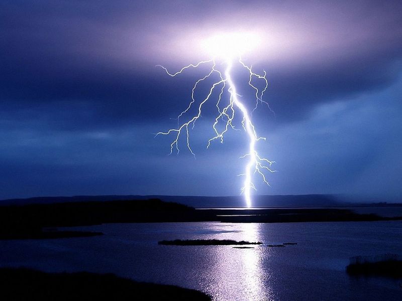 Фото: молния – электрический искровой разряд, образующийся в атмосфере 
