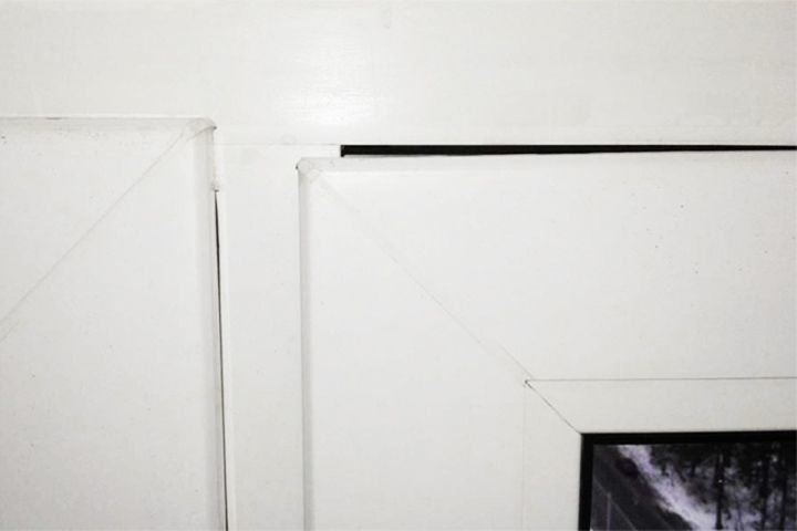 Фото: зазор между рамой окна и провисшей створкой, не закрывается пластиковое окно