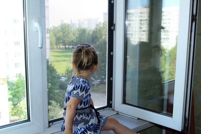 Фото: москитная сетка не защитит ребенка от выпадения из окна и является источником опасности при открытом проеме 