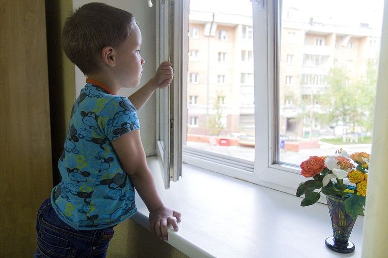 Фото: ребенок запоминает движения взрослых и самостоятельно открывает окно