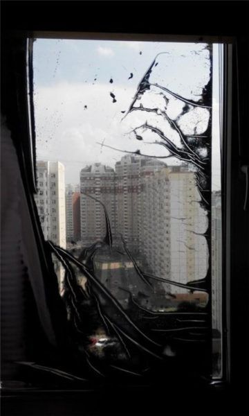 Фото: некачественная пленка на окна от солнца и наклеивание в домашних условиях может привести к печальному результату, © otzovik.com 