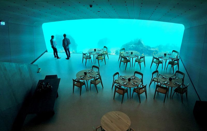 Фото: подводный зал ресторана Under вмещает 40 человек, © 