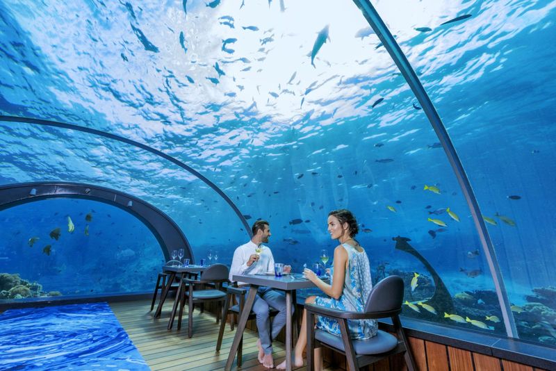 Фото: ужин под прозрачным куполом в подводном ресторане «5.8», © 
