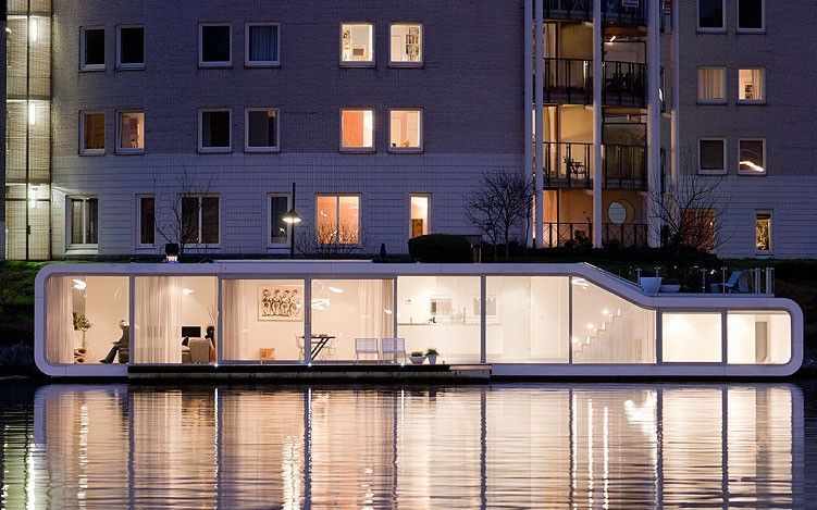Фото: плавучий отель с панорамным остеклением Watervilla de Omval в Амстердаме, 1 этаж отеля скрыт под водой