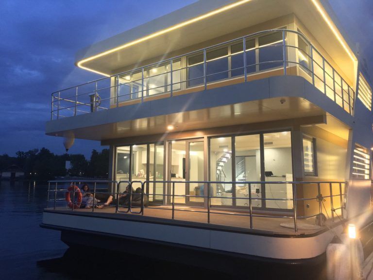 Фото: панорамное остекление плавучего дома, оптимальным решением для остекления плавучих домов - фурнитура MACO RAIL-SYSTEMS с покрытием SILBER-LOOK