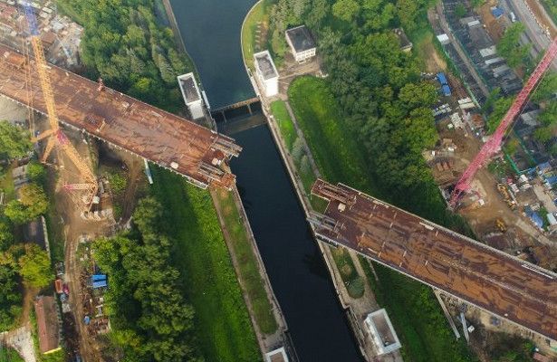 Фото: балочный мост в процессе строительства, 