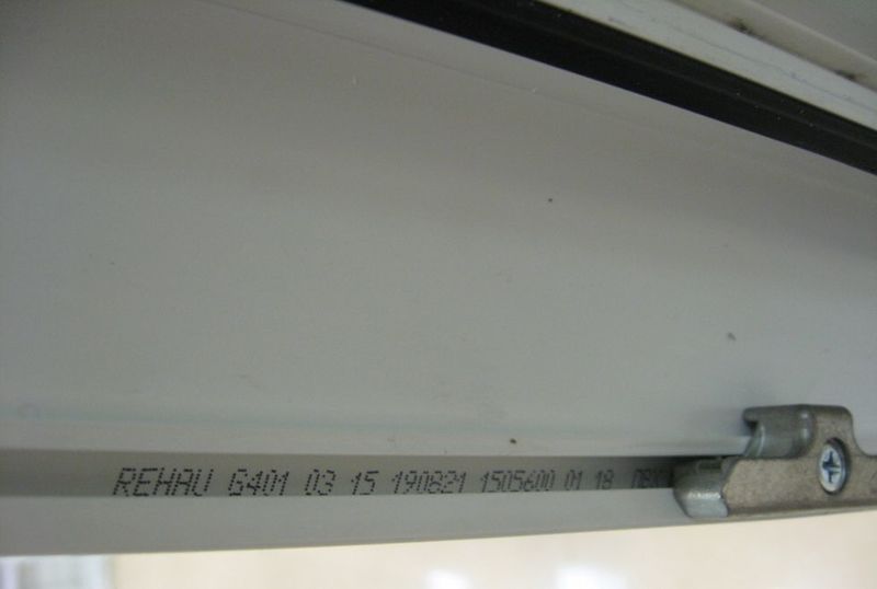 Фото: маркировка рамы (видна при открытой створке), окна профиля рехау
