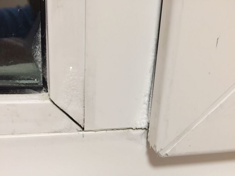 Фото: зазоры между штапиками – ещё один путь продувания и одна из причин промерзания окна