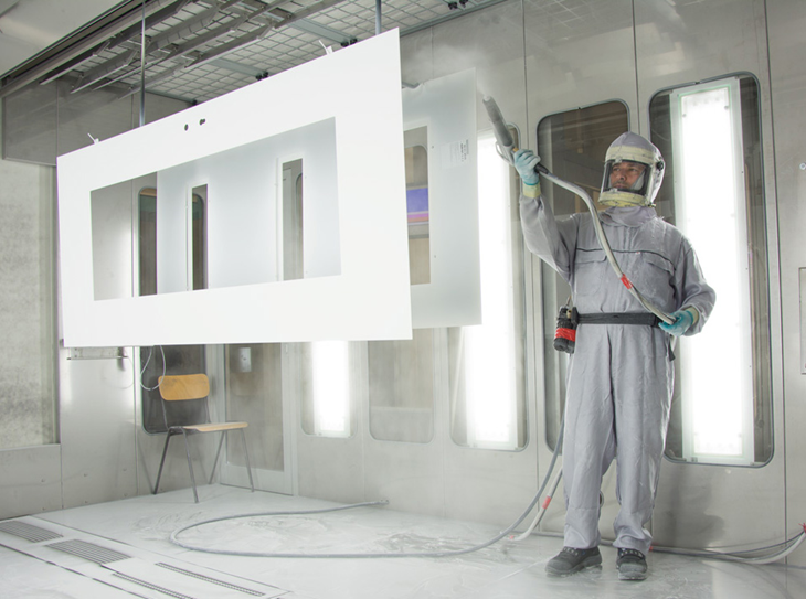Фото: процесс порошковой покраски дверных заполнений в компании  adeco Türfüllungstechnik GmbH 