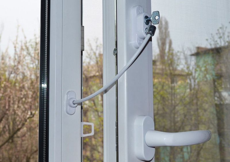Фото: ограничитель на окно для блокирования распашного открывания в виде тросика