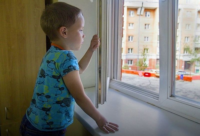 Фото: окно в детской без ограничителя открывания может стать причиной несчастного случая 