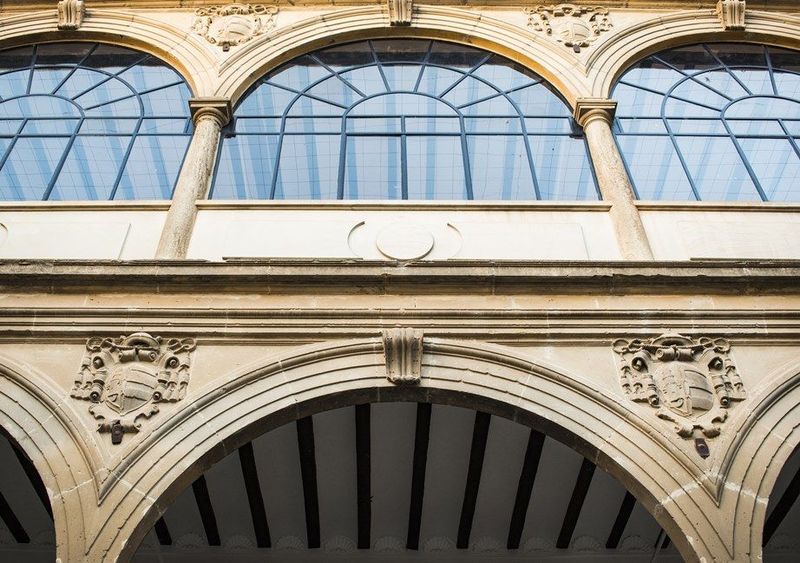 Фото: алюминиевые арки все чаще применяют в административных и офисных зданиях