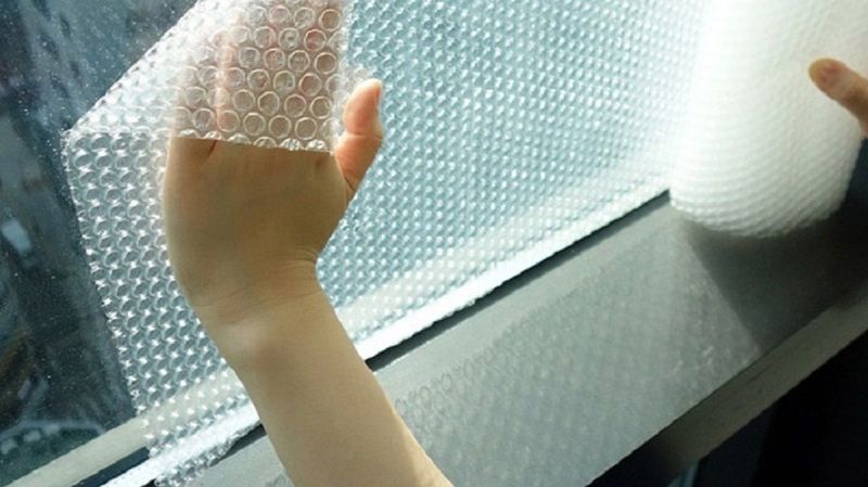Фото: совсем уж диковинный новый способ утепления – заклеить все окно пузырчатой пленкой 