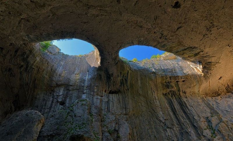 Фото: изображения Золотого мамка Баала Зевула до наших дней не дошли. Но древние люди вполне могли использовать естественные отверстия в сводах пещер как окна. Например такие «Глаза Бога», как в пещере Проходна в Болгарии, @ 