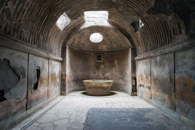 Фото: если перешагнуть через тысячелетия, то можно увидеть бани в Помпеях – первое здание в истории мировой архитектуры, в окна которого (размером 0,9 х 1,2 м) было установлено стекло, © 