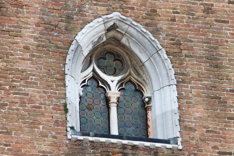Фото: двойные окна, разделённые колонной или пилястрой на две симметричные части, которые объединены общей аркой или треугольным фронтоном, впервые появилось на домах Венеции в 15 веке, © 