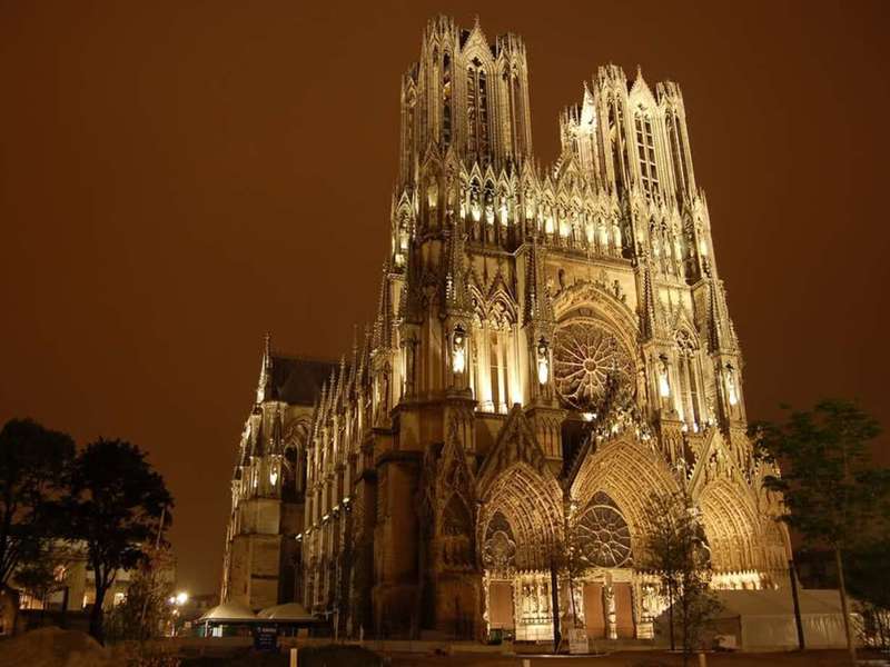 Фото: архитектурной вершиной стали окна собора Нотр-Дам в Реймсе (Франция), получившие название «французских», © 