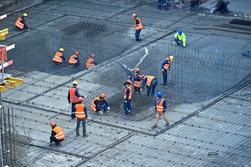 Фото: работа на стройке идет круглосуточно, в ней задействована тысяча человек, Подробнее: https://stroi.mos.ru/photo_lines/fontan-amfitieatr-i-podziemnyi-trts-kak-izmienitsia-pavielietskaia-ploshchad?utm_source=stroi&utm_medium=banner&utm_campaign=1668&from=cl