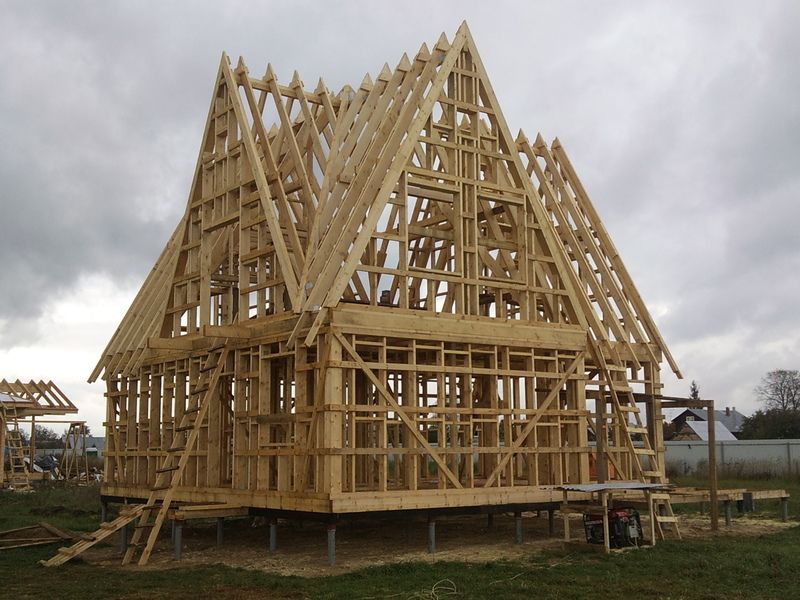 Фото: каркасный деревянный дома на этапе строительства, деревянное домостроение