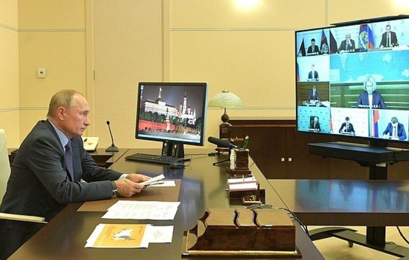 Фото: Президент РФ Владимир Путин поручил запретить экспорт сырой древесины с 1 января 2022 года, деревянное домостроение