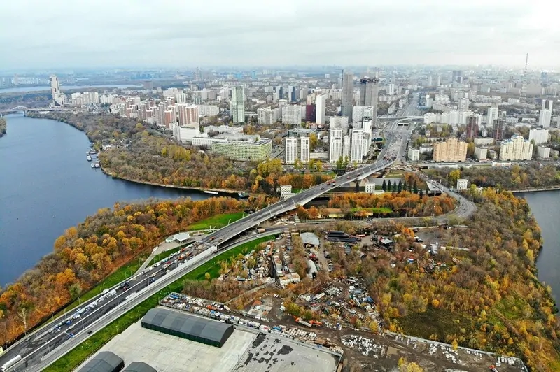 Фото: сейчас территория Мневниковской поймы не благоустроена и занята хаотичными постройками