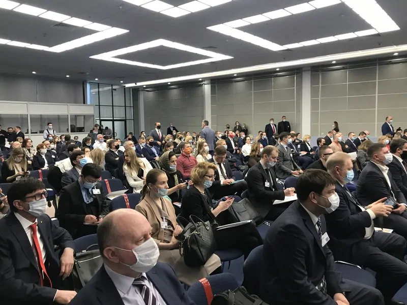 Фото: на совещании по строительству в рамках "Российской строительной недели", ©oknamedia.ru