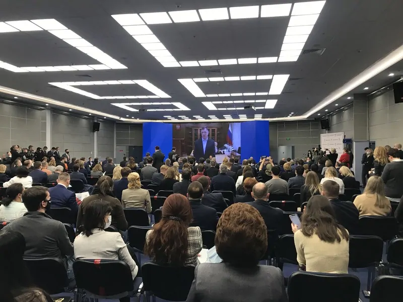 Фото: на совещании по строительству в рамках "Российской строительной недели", ©oknamedia.ru