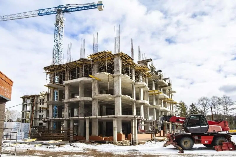 Фото: строительство нового корпуса ЖК «Клюквенный», ©plastika-okon.ru 