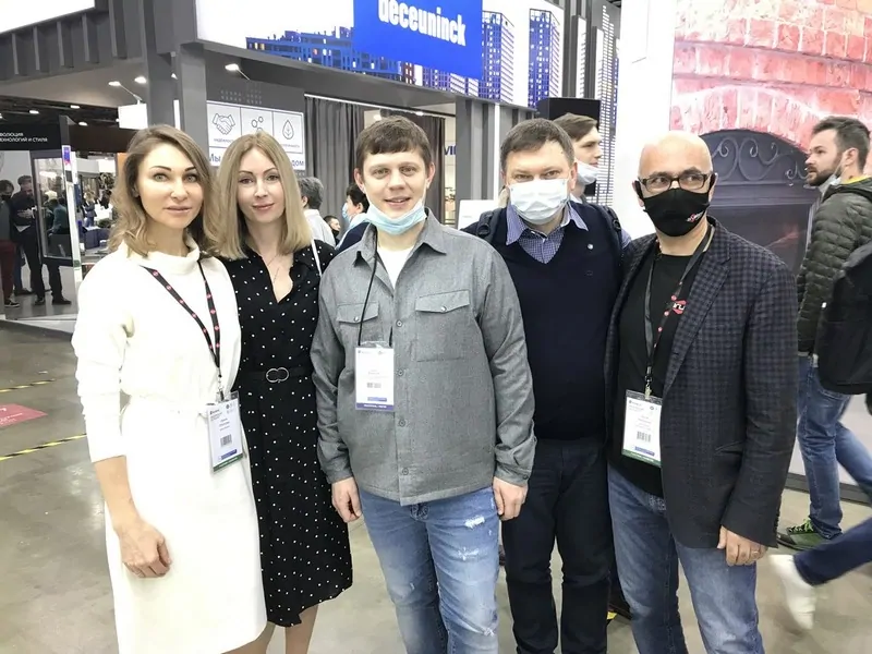 Фото: слева-направо, Обросова Ирина (портал Окна Медиа), Чигодайкина Ольга (портал Окна Медиа), Юрий Бешенцев (компания Futuruss), Сергей Боровко (компания Futuruss), Артак Мелконян (компания Brusbox), ©oknamedia.ru