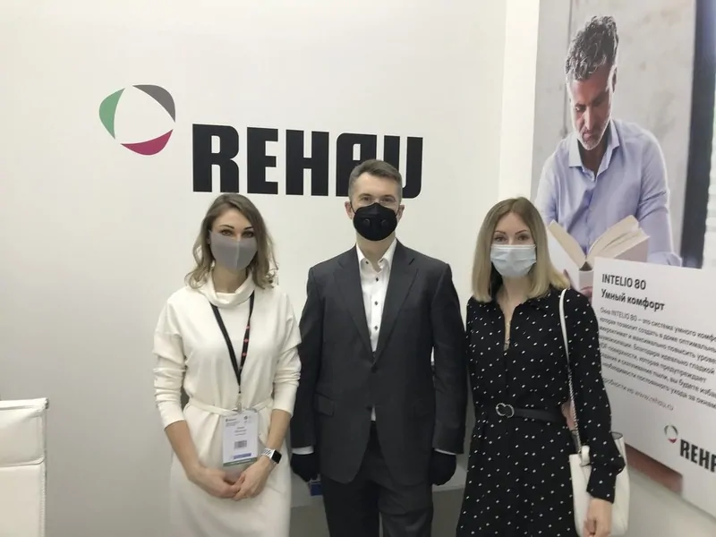 Фото: слева-направо, Обросова Ирина (портал Окна Медиа), Павел Иваненко (компания REHAU), Чигодайкина Ольга (портал Окна Медиа),©oknamedia.ru