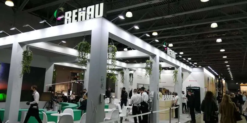 Фото: стенд компании REHAU, 
