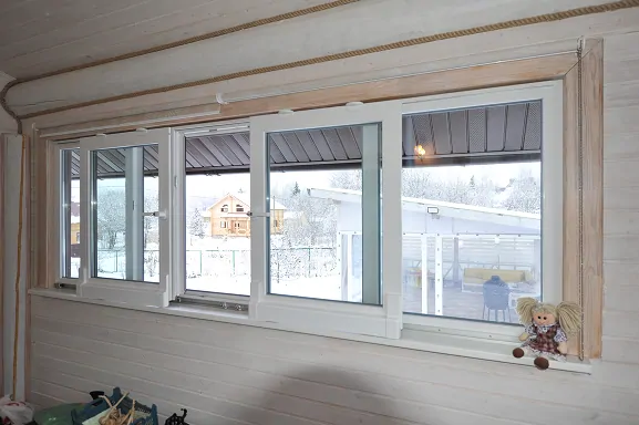 Фото: Если же в планах сделать балкон или лоджию жилым помещением, то раздвижной теплый пластик будет оптимальным вариантом, © oknamedia 