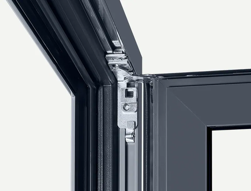 Фото: алюминиевые окна со скрытыми петлями более герметичны, уплотнитель для их установки не подрезается, © Siegenia 